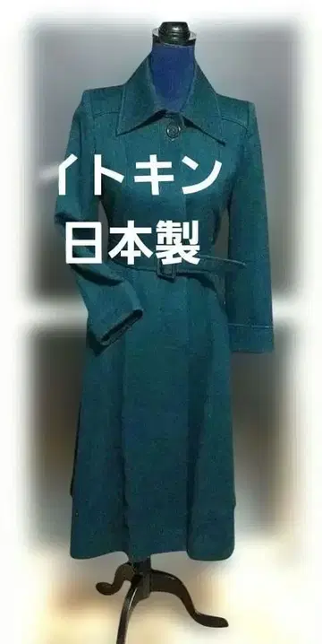 허리 벨트가 달린 스타일리시한 Itokin의 롱 드레스 오버코트입니다