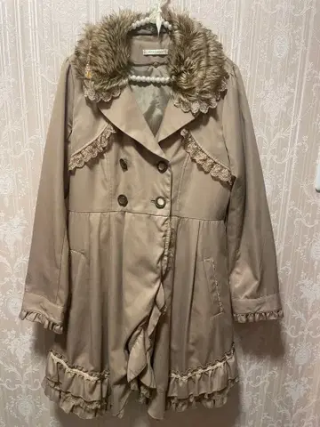 퍼 달린 베이지 롱 코트