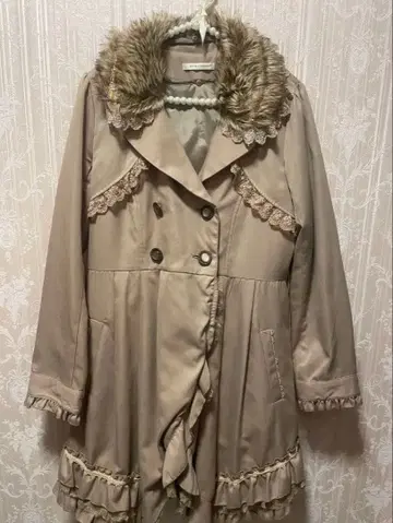 퍼 달린 베이지 롱 코트