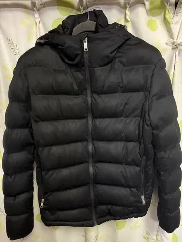 ZARA 블랙 다운 자켓 후드 부착