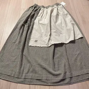 사만사 모스모스 자수 크로스 부착 스커트 블랙