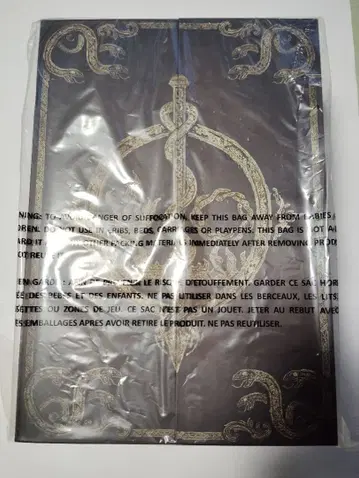 십자가에 매달린 공작, 여성 멜 동상