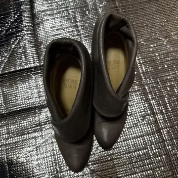 NATURAL BEAUTY 다크 브라운 가죽 숏부츠