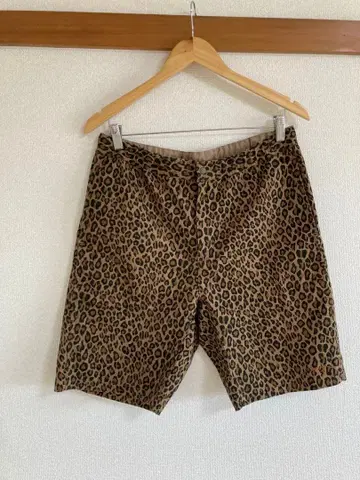 레오파드 무늬 숏팬츠
