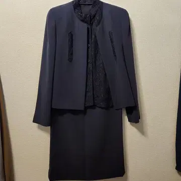 다크 네이비 레이스 자켓과 스커트 세트