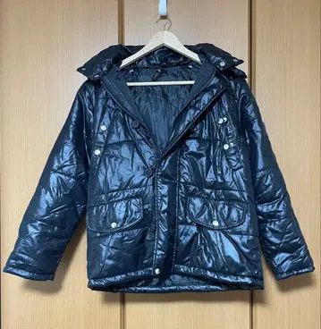 광택 있는 블랙 다운 자켓 y2k