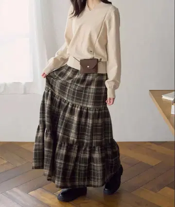 체크 무늬 티어드 롱 스커트