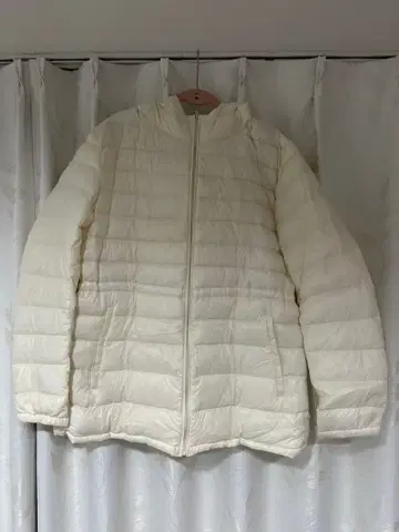 UNIQLO 화이트 후드 부착 다운 자켓