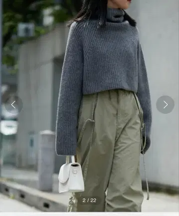 그레이 터틀넥 크롭 스웨터