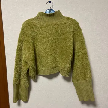 Ray BEAMS 올리브 그린 하이넥 크롭 스웨터