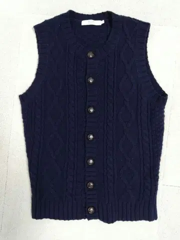 BEAMS LIGHTS 네이비 슬리브리스 니트