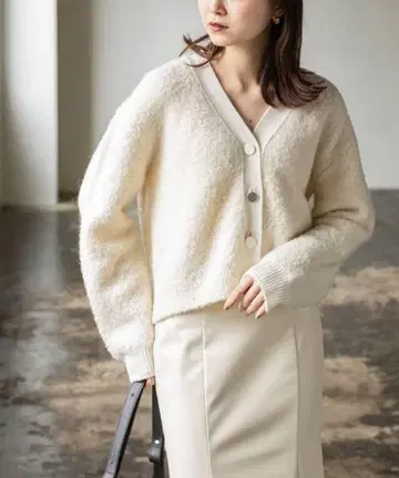 noble 링얀 V넥 가디건 화이트