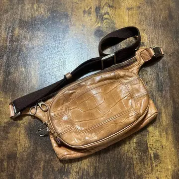aniary 아니아리 브라운 가죽 바디백 크로커다일풍