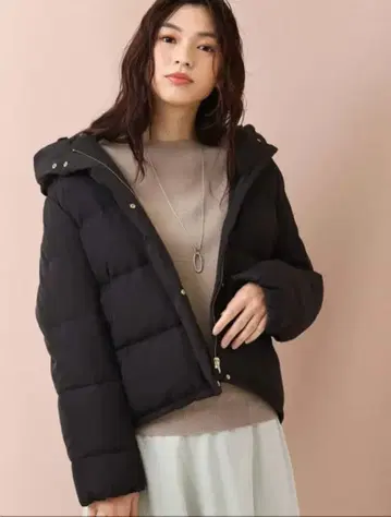 후드 부착 블랙 다운 자켓