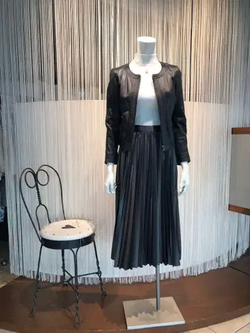 23구 레더라이크 새틴 그레이 플리츠 롱 스커트 사이즈 32 XXS