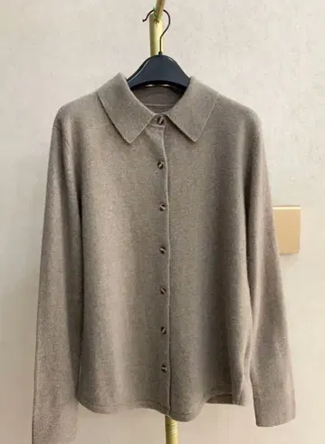 그레이 긴팔 버튼 니트 스웨터