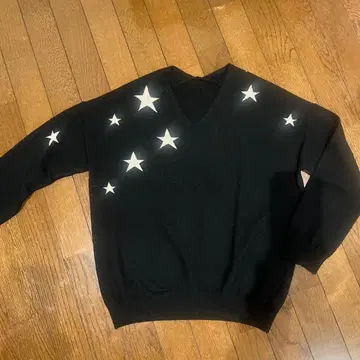 블랙 별 자수 V넥 스웨터