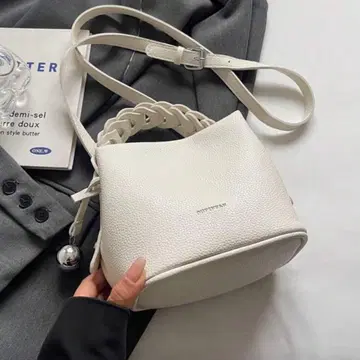 화이트 뜨개질 핸들 숄더백