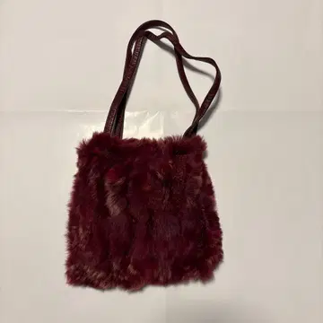 와인 레드 퍼 백