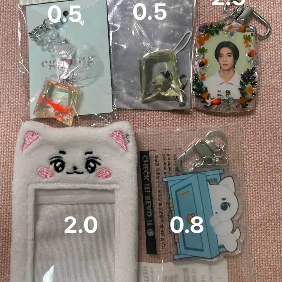 I'm selling official Gfriend badges. | Bunjang Global