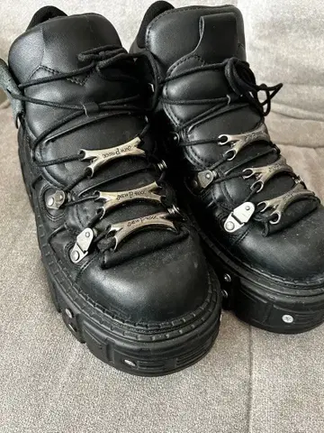 통굽 블랙 하이컷 부츠