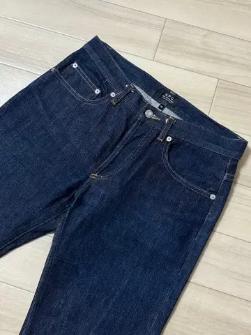A.P.C. 다크 블루 스트레이트 데님 28