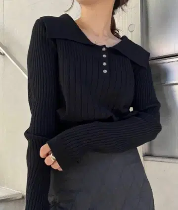 CAPRICIEUX LE'MAGE 랜덤 리브 폴로 니트 스웨터 블랙