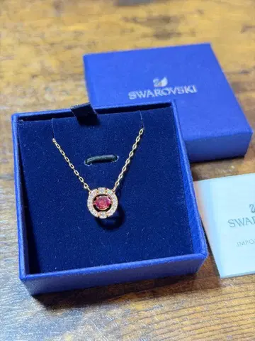SWAROVSKI 빨간색 크리스탈 목걸이