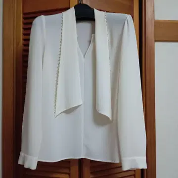 펄 비즈 장식이 있는 화이트 긴팔 블라우스