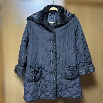 퍼 달린 퀼팅 코트