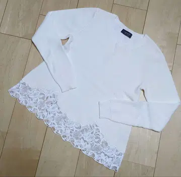 새상품 저스길리티 밑단 레이스 니트