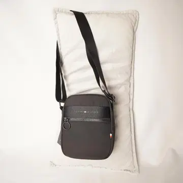 TOMMY HILFIGER 블랙 숄더백