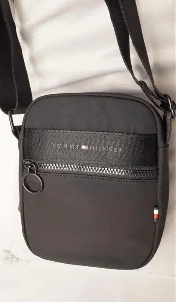 TOMMY HILFIGER 블랙 숄더백