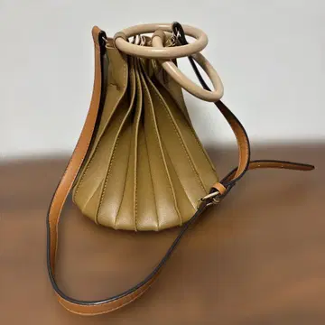 카멜 원형 플리츠 숄더백