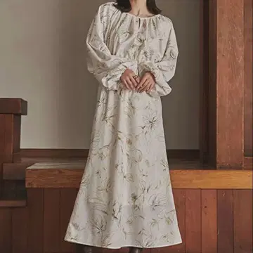 어뉴앙스 라인 플라워 세미 플레어 원피스 아이보리 롱 꽃무늬