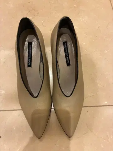 라보키고시 웍스 베이지 가죽 스틸레토 펌프스