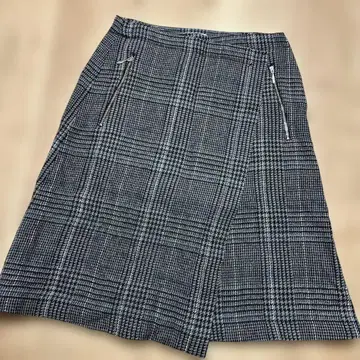 새상품급 체크 무늬 무릎 기장 스커트 ( 지퍼 포켓 부착 )