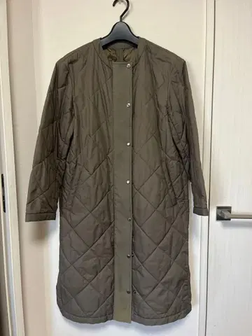 올리브 퀼팅 롱 코트