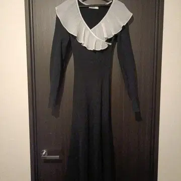 SNIDEL 프릴 장식 블랙 니트 원피스