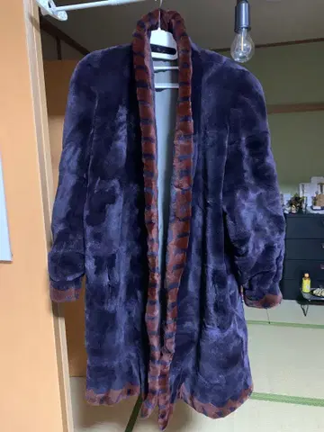 여성용 짙은 보라색 퍼 롱 코트