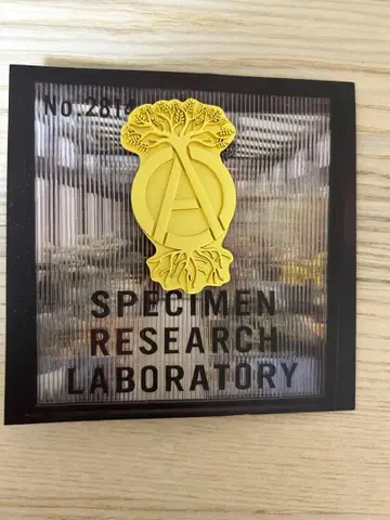 NEIGHBORHOOD 로고 핀 배지