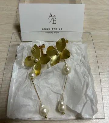 골드 꽃 모티브 펄 귀찌