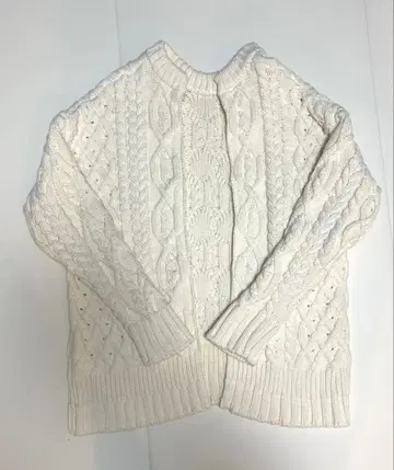 아이보리 케이블 니트 스웨터