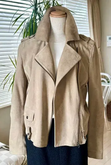 MAX&Co의 멋진 스웨이드 재킷입니다!