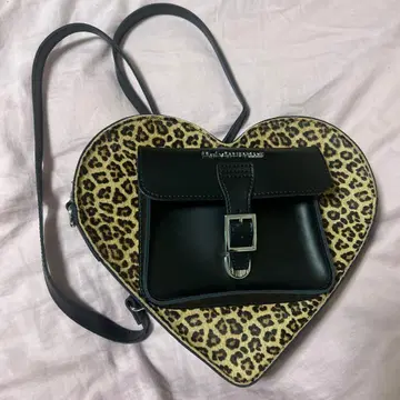 [ 새상품급 ] 닥터마틴 레오파드 무늬 하트 백 2way