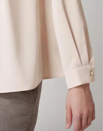 [ SUIT SQUARE ] 페미닌 라운드넥 블라우스 핑크 베이지