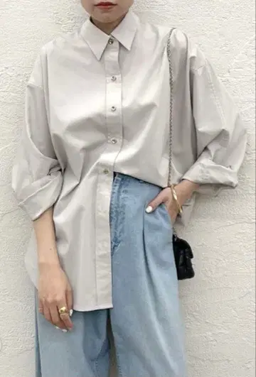 [ Loungedress ] 라이트 새틴 BIG 셔츠 베이지 골드 버튼