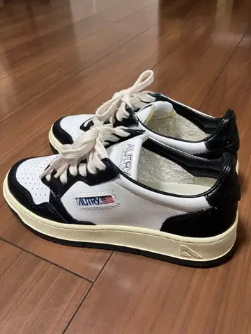 AUTRY 화이트/블랙 스니커즈