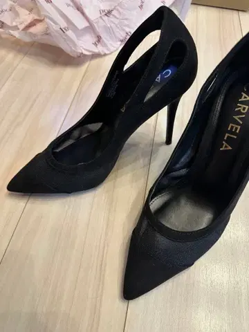 CARVELA 블랙 하이힐 컷 아웃 디자인
