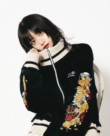 중간 사이즈 타이거 트랙 크롭 재킷 M 사이즈